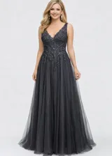 Vestido largo de fiesta confeccionado en tul, con escote en V y corset estructurado con aplicaciones de encaje y pedrería en el torso. Presenta una falda amplia y fluida con caída vaporosa.