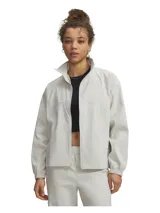Campera deportiva de cierre completo con tecnología UA Storm que repele el agua. Presenta cuello alto, hombros caídos, bolsillos laterales con cierre, cordón ajustable en el bajo y puños elásticos.