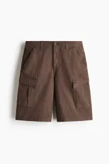 Bermuda cargo marrón de ripstop de algodón, con bolsillos laterales con solapa y cierre de botón.