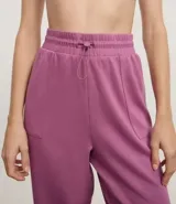 Pantalón deportivo tipo jogger de la marca Get Over, confeccionado en una mezcla de poliéster, modal y elastano. Presenta cintura elástica con cordón de ajuste, bolsillos delanteros amplios y puños elásticos en los tobillos.