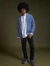 Buzo hoodie gris con capucha y cierre frontal.