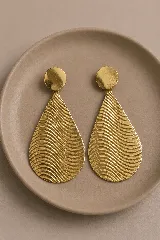 Aros colgantes de diseño geométrico en forma de gota, con superficie texturizada de ondas horizontales y base circular superior en acabado dorado brillante.