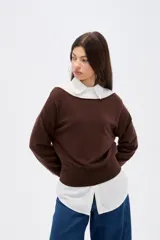 Sweater negro de viscosa con diseño holgado, cuello asimétrico y mangas largas.