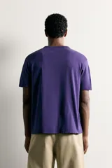 Camiseta regular fit color amarillo, con efecto lavado, cuello redondo y manga corta.
