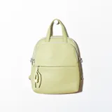 Mochila pequeña color verde claro, con doble compartimento con cierre y bolsillo frontal. Incluye llavero decorativo con borla y cuenta de madera.