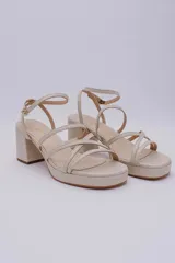 Sandalias plateadas de cuero con plataforma y taco cuadrado.