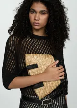 Buzo de tejido de punto crochet con diseño de calados, manga corta y cuello redondo. Presenta un corte recto y holgado.