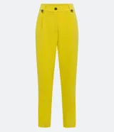 Pantalón zanahoria amarillo en crepé con cintura alta, bandas con botones en la cintura y corte sastrería.