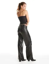 Pantalón de eco cuero negro, de corte wide leg, con costura frontal decorativa, cierre y broche interno en la pretina.