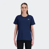 Remera deportiva New Balance de manga corta y cuello redondo, color azul marino, con logo NB pequeño en el pecho.
