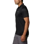 Polo Columbia Hike Polo color negro con tecnología Omni-Wick de absorción de humedad, de manga corta, cuello camisero con botones y logo de la marca estampado en el pecho.