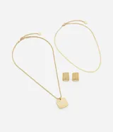Conjunto de bisutería en tono dorado compuesto por un collar de cadena tipo serpiente, un collar de cadena trenzada con dije cuadrado texturizado y un par de caravanas a juego con diseño cuadrado texturizado.