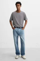 Zapatilla deportiva tipo running de color negro, perteneciente a la colección especial Origins. Presenta una parte superior confeccionada en una combinación de cuero con acabado de gamuza y tejido transpirable. Cuenta con una suela de volumen con diseño irregular y cierre mediante cordones.