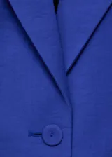 Blazer estructurado de corte recto en color azul vibrante, con cuello de solapa, cierre frontal de dos botones, bolsillos laterales con solapa y bolsillo de ribete en el pecho.
