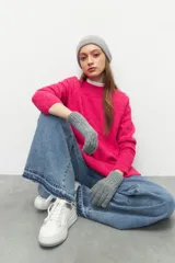 Guantes de punto de lana en color gris, con diseño clásico y puños acanalados.