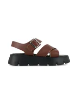 Sandalia de cuero graneado color marrón chocolate, con tiras cruzadas en el empeine, tira trasera con hebilla metálica de ajuste y suela de plataforma negra con diseño track.