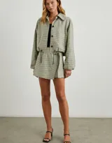 Minifalda a cuadros color verde y blanco, con cinturón ajustable.