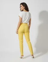 Pantalón de vestir color beige, marca Zac & Rachel, confeccionado en gabardina elastizada. Presenta pretina ancha con faja interna modeladora, largo de pierna con costura frontal pespunteada y bolsillos ojal simulados en la parte trasera.
