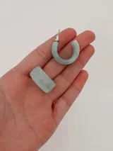 Aros tipo argolla pequeña de acrílico en color verde menta con acabado brillante.