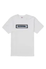 Remera blanca de manga corta con estampa gráfica central que representa un autorradio digital.