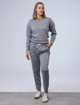 Pantalón jogger negro, marca Match Fit, con pretina ancha elastizada, lazo de ajuste, bolsillos delanteros y puños elastizados en los tobillos.