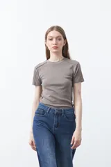 Remera de manga corta con cuello redondo a la base, de calce clásico y diseño minimalista con ruedo redondeado.