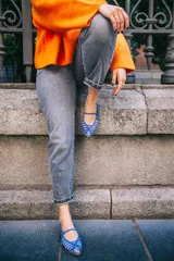 Bailarinas de piel violeta con glitter multicolor en punta y talón, diseño calado y pulsera con hebilla. Incluyen plantilla de piel y plantilla extra de lana intercambiable. Fabricadas en España.