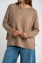 Sweater de tejido de punto color bordó, con cuello redondo, mangas largas y puños acanalados. Presenta un diseño de corte recto y textura suave.