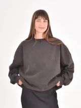 Buzo de cuello redondo y manga larga, con diseño holgado y efecto de lavado gastado.