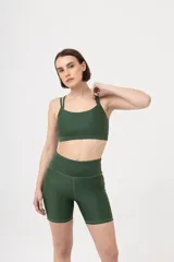 Short de lycra color marrón, tiro alto y calce ajustado.