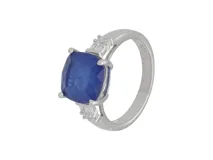 Anillo de plata 925 con piedra central de zafiro azul y circonitas baguette a los costados.