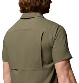 Camisa de manga corta Columbia color verde militar, de corte clásico con cuello camisero, cierre frontal de botones y dos bolsillos en el pecho con solapa y cierre de velcro.