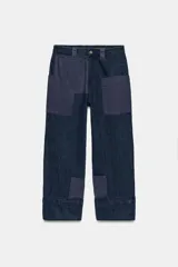 Pantalón worker de tiro medio de Zara Woman Collection, confeccionado en denim azul oscuro con detalles de combinación de tejidos a tono. Presenta cintura con trabillas, bolsillos laterales de plastrón, bajo acabado en vuelta y cierre frontal con cremallera y botón.