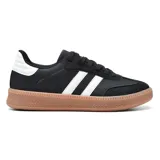 Championes urbanos negros con detalles en blanco y suela color caramelo.