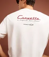Remera de algodón blanca de corte comfort, con cuello redondo, mangas cortas y estampa frontal de un carro Corvette de Chevrolet en color bordó.
