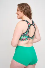 Short de baño de tiro alto con estampado floral en tonos rosa, blanco, amarillo y celeste.