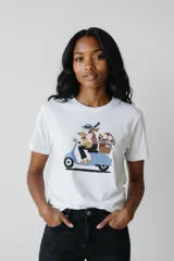 Remera de algodón color marrón con cuello redondo y mangas cortas. Presenta un estampado frontal con ilustraciones de dos copas de cóctel decoradas con lazos.