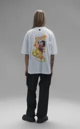 Remera blanca de corte oversize con estampa frontal de Goku sobre la nube voladora rodeado de las esferas del dragón.