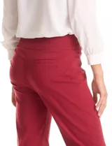 Pantalón sastrero de corte recto y entallado, con nervadura central vertical que estiliza la silueta. Cuenta con cintura ancha de soporte, panel de malla interna para control abdominal y bolsillos posteriores simulados.