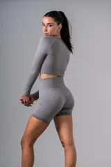 Short deportivo azul marino de tiro alto, con calce ajustado y cintura ancha.