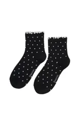 Medias de caña corta color blanco con estampado de lunares negros y borde superior con detalle de volados.