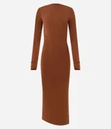 Vestido midi de microfibra color marrón, con diseño ajustado al cuerpo, manga larga y detalle de frunces laterales. Presenta un escote drapeado en la espalda.