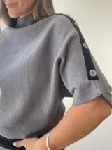 Sweater color beige con mangas murciélago y detalle de rib en puños y ruedo.