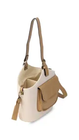 Bolso matero estructurado con diseño a rayas verticales en tonos beige y blanco, cuenta con un bolsillo frontal externo en cuero sintético color tostado, asa de mano corta y correa larga ajustable y desmontable.