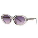 Lentes de sol con armazón ovalado de acetato transparente en tono grisáceo y cristales con degradado en color violeta. Cuentan con protección UV400.