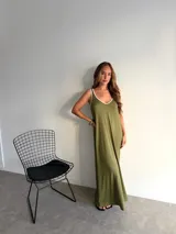 Vestido largo blanco con estampado de lunares negros, escote en V y tirantes finos.