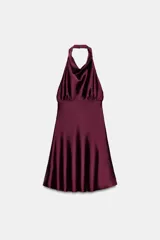 Vestido corto de tejido satinado color bordó, con cuello halter, espalda descubierta y detalle de frunces en la cintura.