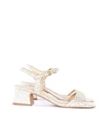 Sandalias de tacón bajo Taiki, con diseño tramado metalizado en color off white y dorado, capellada y plantilla de cuero, tira ajustable al tobillo y taco cuadrado.
