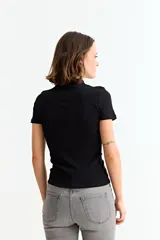 Remera de manga corta con cuello media polera, confeccionada en tejido acanalado al cuerpo.