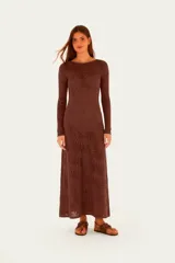 Vestido largo marrón de punto con diseño semi-transparente y estampado de hojas, cuello redondo y mangas largas.